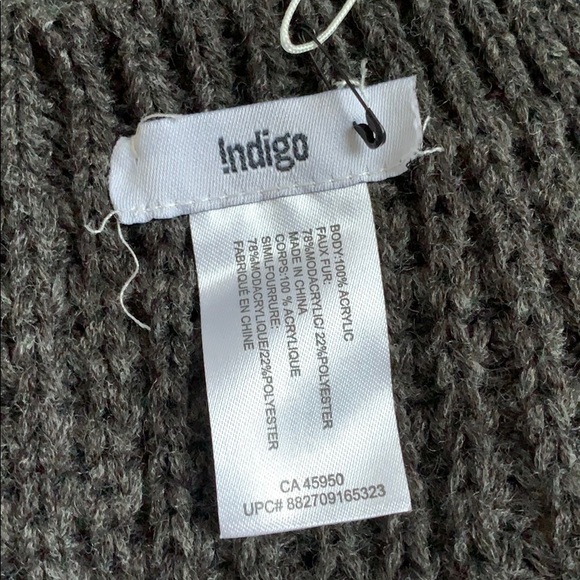 ✨FREE w/ Purchase✨Indigo Faux Fur & Knit Scarf - Picture 3 of 3